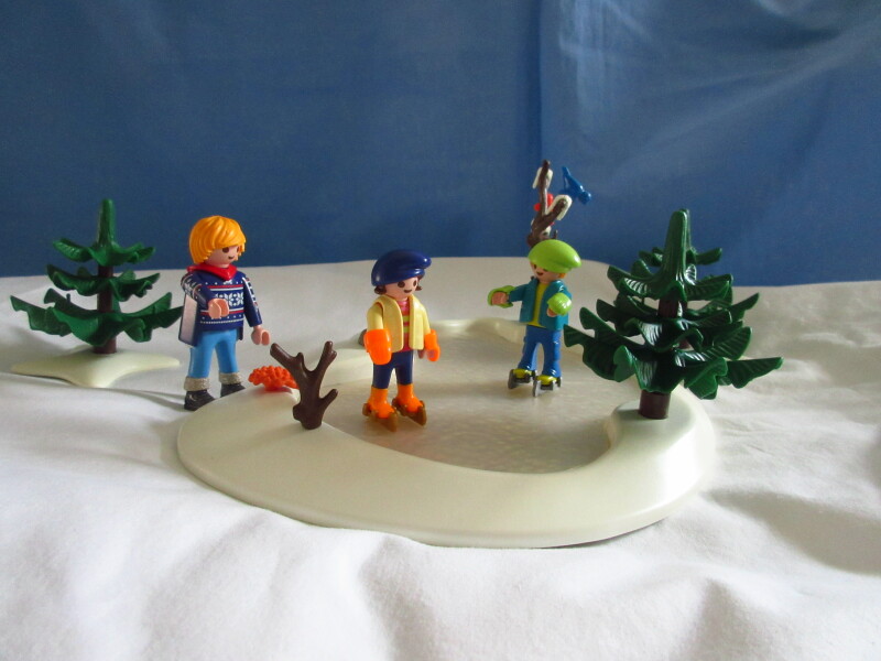 It's winter holiday time for the Playmobil people in our house...