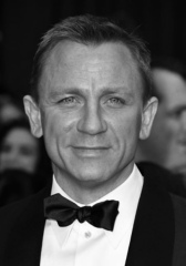 Celebs that look alike but aren't related?