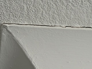 Cracks in ceiling?