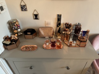 Does anyone have a vanity area? If so, pic please?