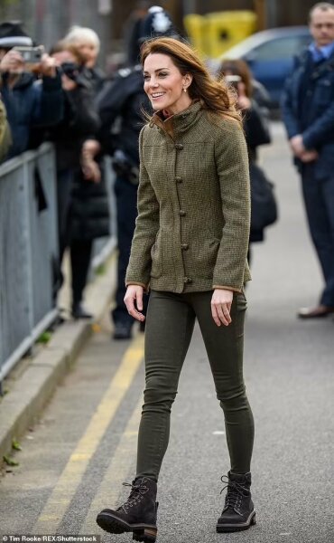 Lovely new photo of Catherine and the children has been released