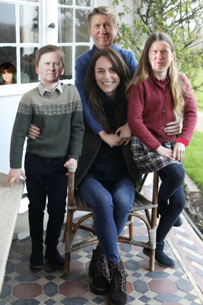 Lovely new photo of Catherine and the children has been released