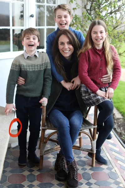 Lovely new photo of Catherine and the children has been released