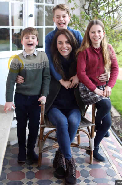 Kate's photo appears "manipulated"?
