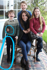 Kate's photo appears "manipulated"?