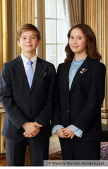Lovely new photo of Catherine and the children has been released