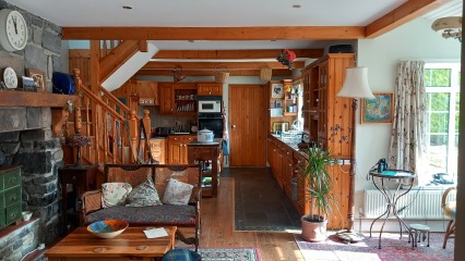 What colour kitchen woodwork?