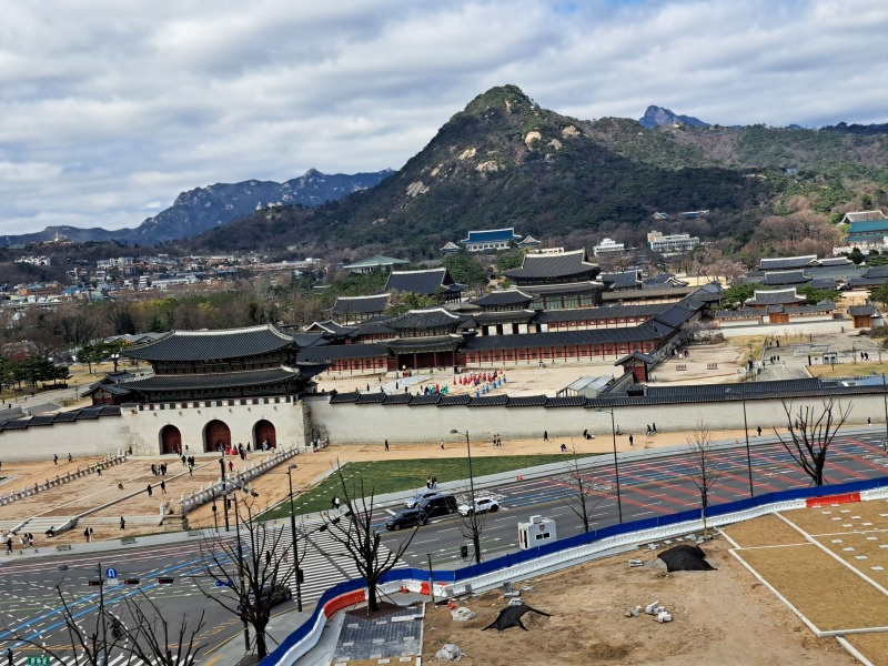 MsLatté’s Daebak Cybercafé (Kdrama addicts #46): *Still* no sign of Lee Min-Ho, leaving us with plenty of time to debate whether Queen of Tears can be genre-defined and what’s going on with Kim Soo-Hyun’s neck