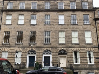 Middle "houses" in Edinburgh new town (photo)