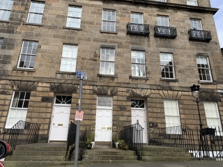 Middle "houses" in Edinburgh new town (photo)