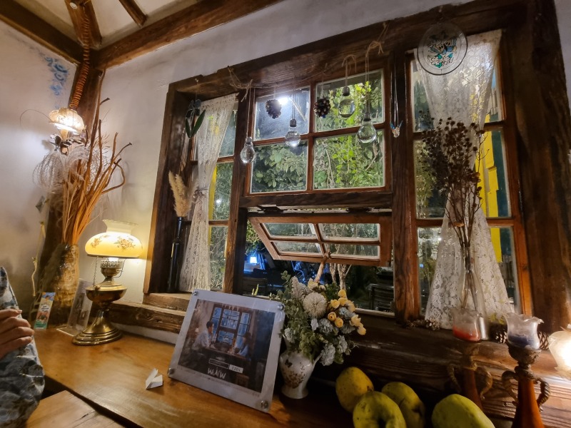 MsLatté’s Daebak Cybercafé (Kdrama addicts #46): *Still* no sign of Lee Min-Ho, leaving us with plenty of time to debate whether Queen of Tears can be genre-defined and what’s going on with Kim Soo-Hyun’s neck