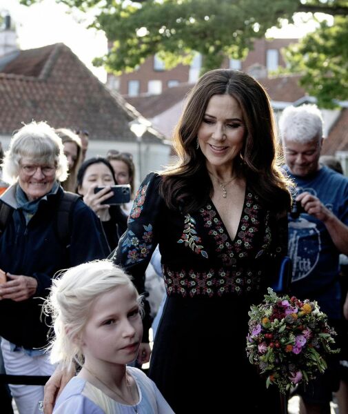 Royal Style - C.Rexing towards summer with hopes for happy days ahead