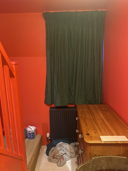 What colour carpet with deep pink walls?
