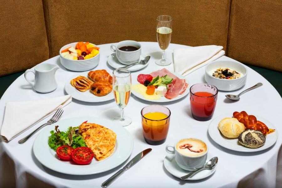 Breakfast at Budapest Hotel for 31EUR each? Am I misunderstanding this?