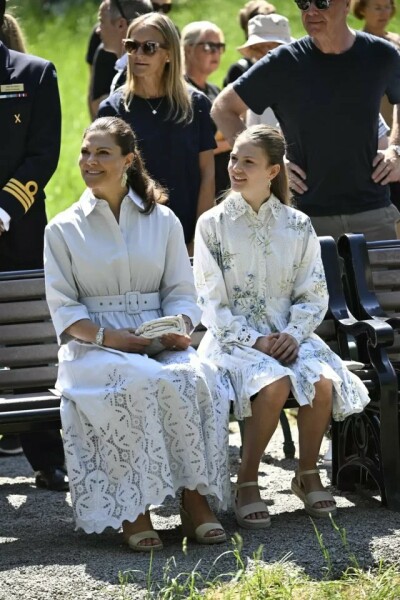 Royal Style - C.Rexing towards summer with hopes for happy days ahead