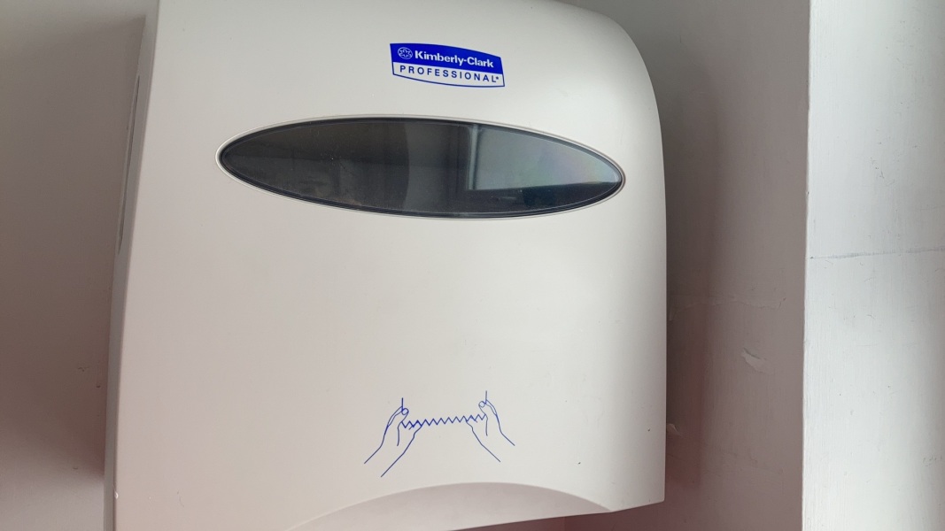 How to remove this from the wall - pic attached
