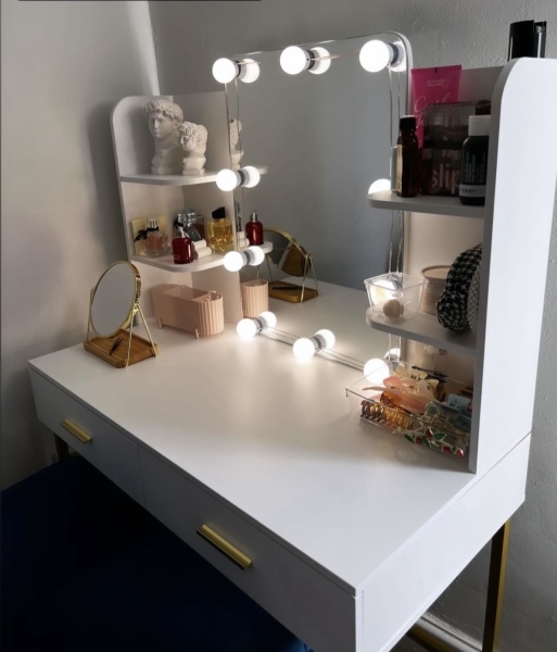 Does anyone have a vanity area? If so, pic please?