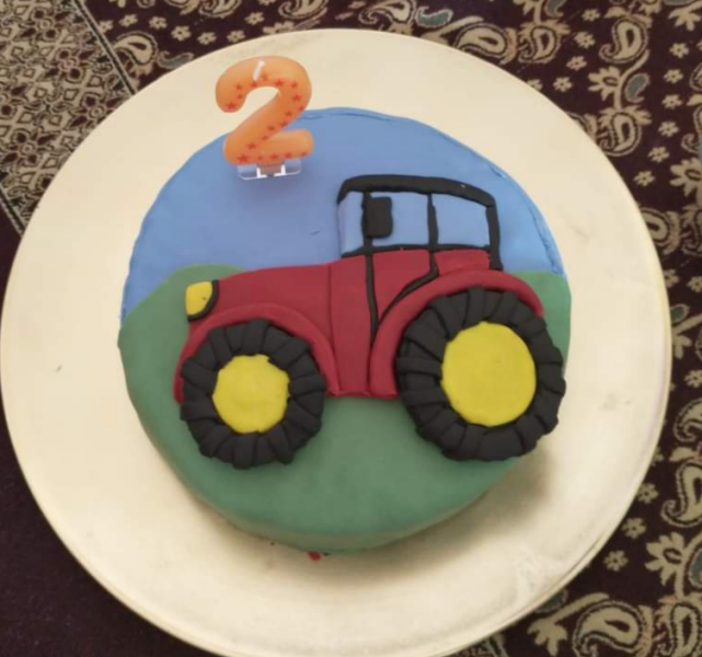 To decorate a pre iced cake for dds 16th and refuse to pay £80 for a themed cake?!