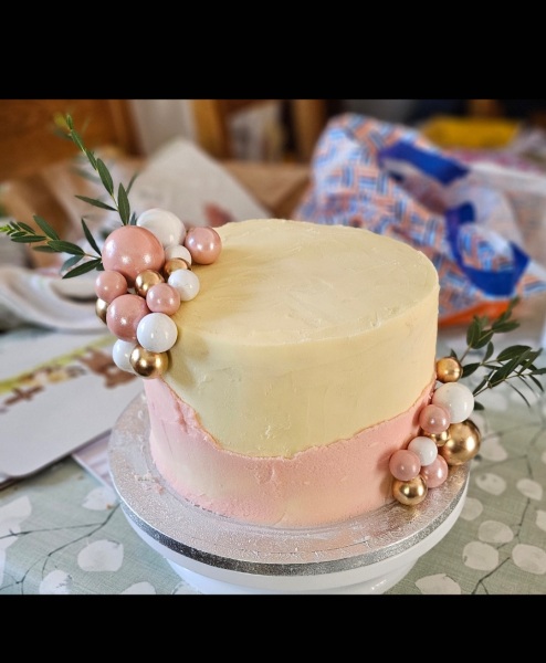 To decorate a pre iced cake for dds 16th and refuse to pay £80 for a themed cake?!