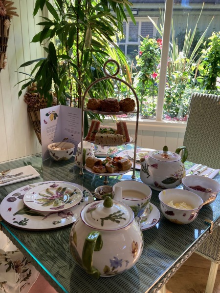 Come and tell me your dull and unexciting news 30: Calmly through the day