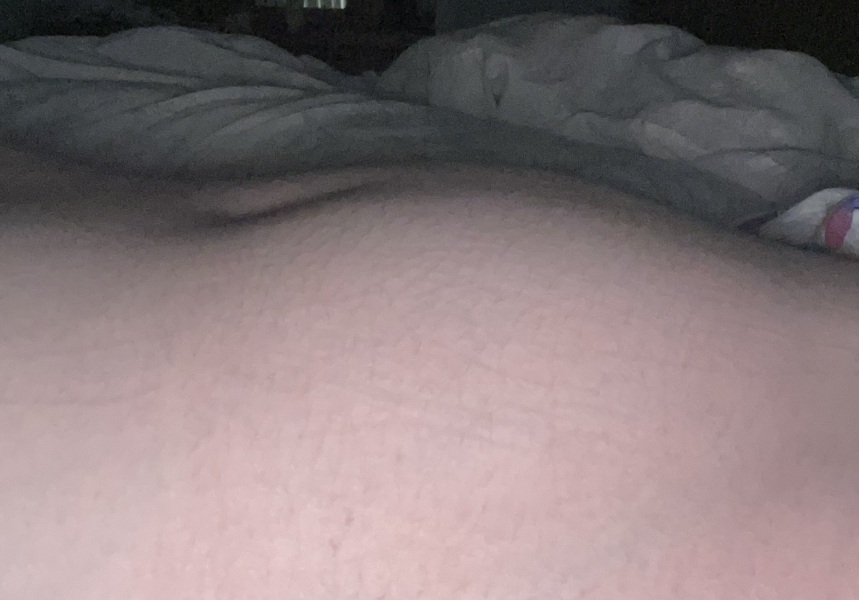 ‘Bump’ pic lying down