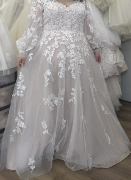 Very specific wedding dress search