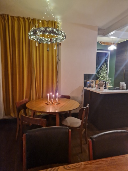Decorated table vs serving dishes of food - what do you do?
