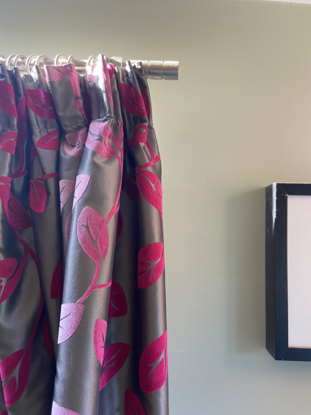 What colour walls with fuschia sofas?