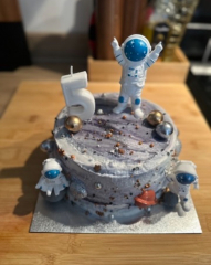 To decorate a pre iced cake for dds 16th and refuse to pay £80 for a themed cake?!