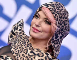 OMG anyone else watching Shania Twain at Glasto?