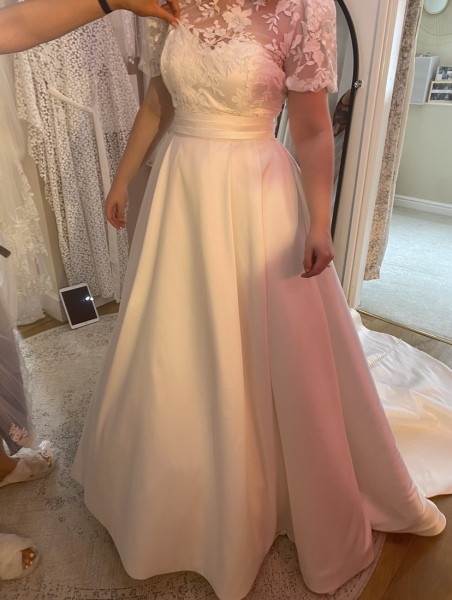 To buy a wedding dress 1/2 sizes too small