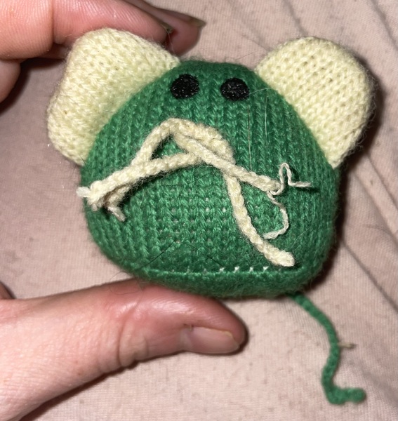 Does anyone know how to knit this cat toy?