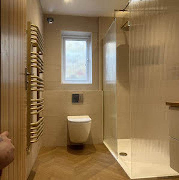 Shower niche - floor to ceiling glass?