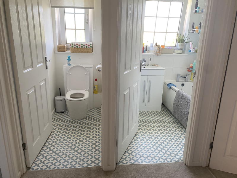 Wrong patterned flooring in small bathroom?