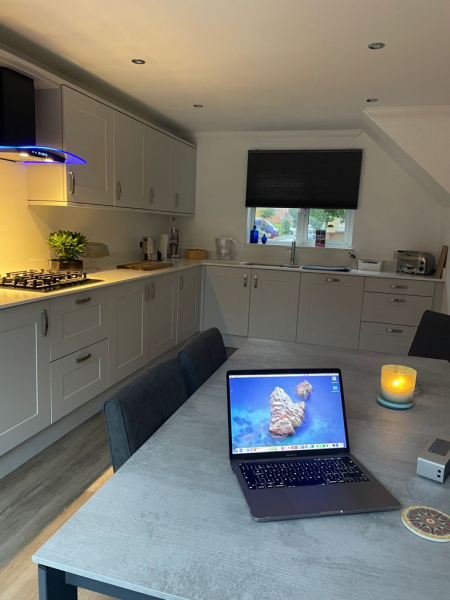 Which kitchen worktop resistant to curry stains?