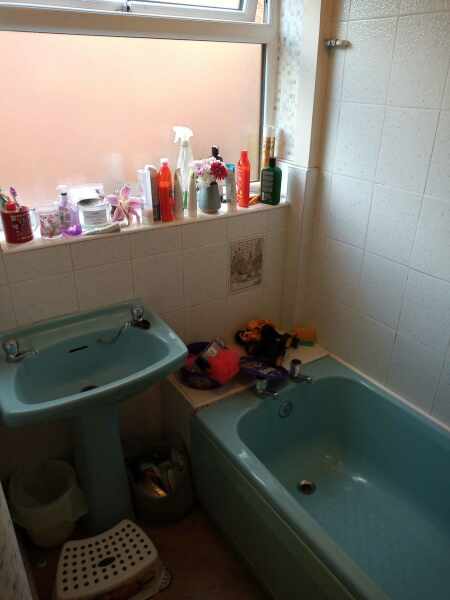 Bright blue bathroom suite - what colour walls?