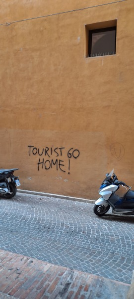 Tourists shot with water pistols