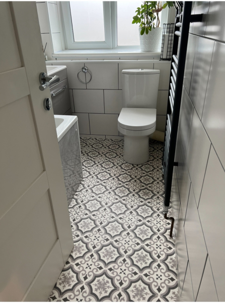 Wrong patterned flooring in small bathroom?
