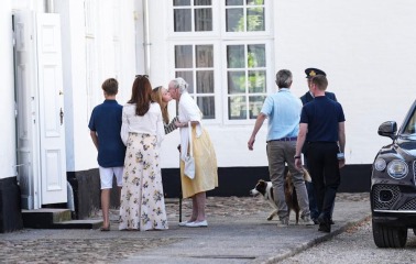 Royal Style: Diamonds are a Queen's best friend..