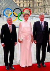 Royal Style: Diamonds are a Queen's best friend..