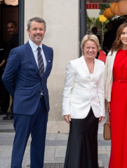 Royal Style: Diamonds are a Queen's best friend..