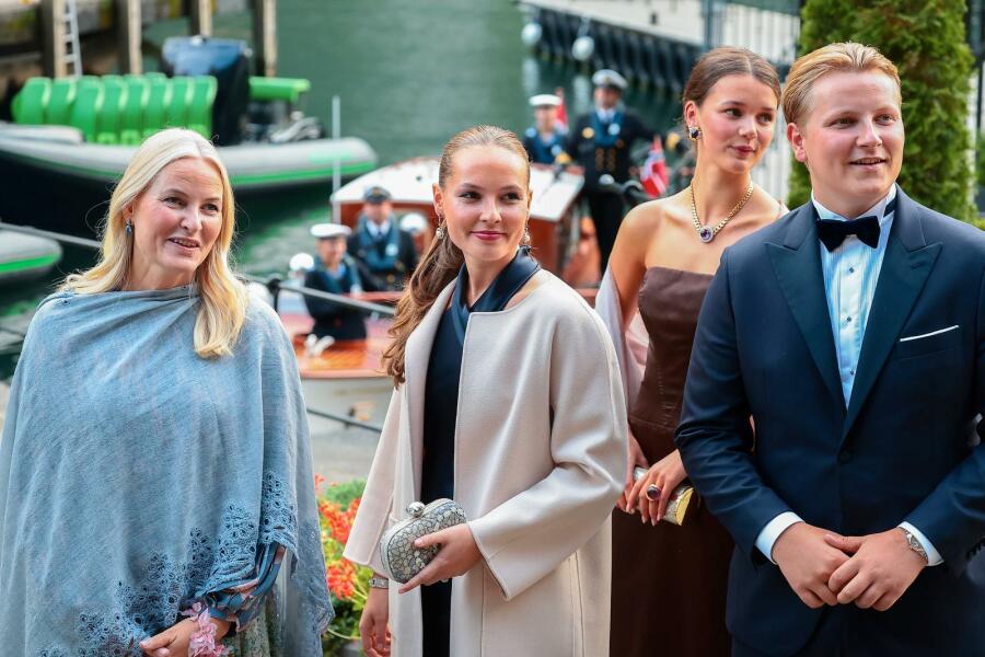 Royal Style: Diamonds are a Queen's best friend..