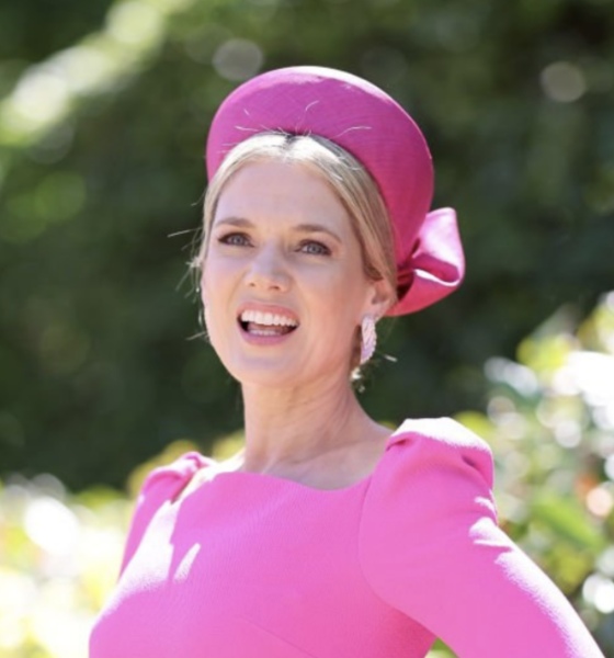 What colour fascinator, shoes & bag with this dress?