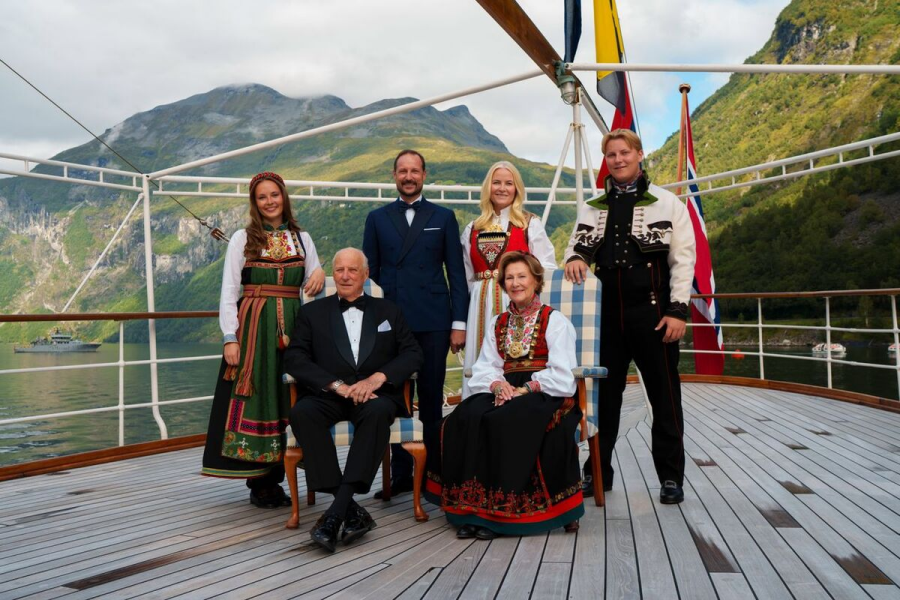 Royal Style: Diamonds are a Queen's best friend..