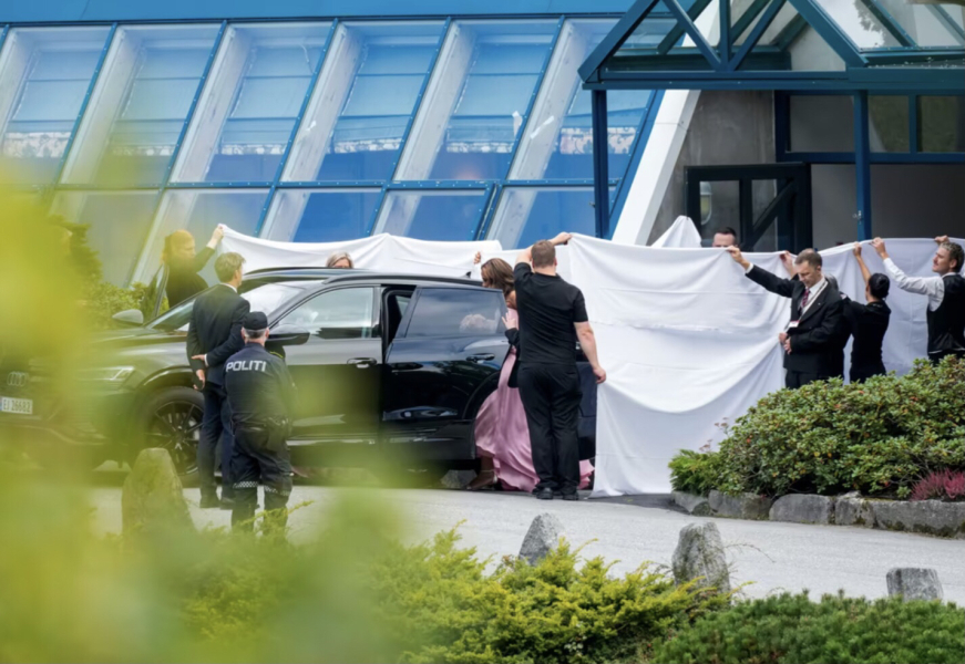 Royal Style: Diamonds are a Queen's best friend..