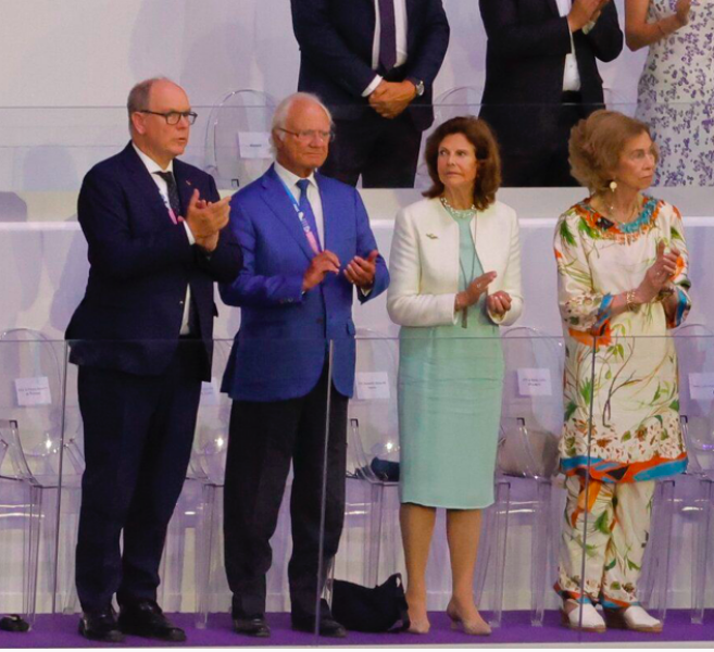 Royal Style: Diamonds are a Queen's best friend..