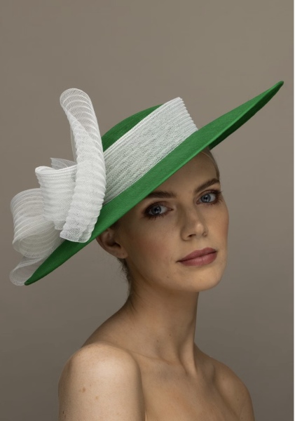 What colour fascinator, shoes & bag with this dress?