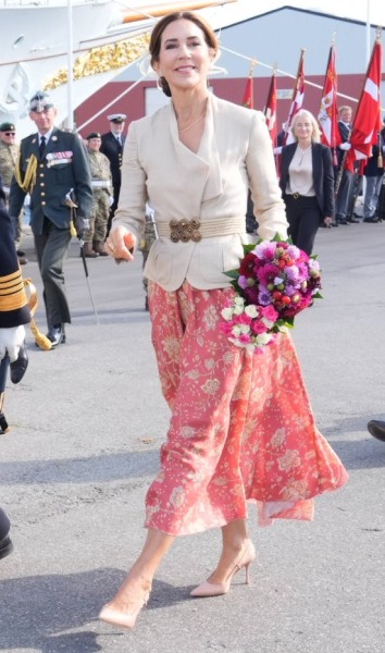 Royal Style: Diamonds are a Queen's best friend..