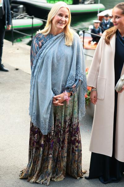 Royal Style: Diamonds are a Queen's best friend..