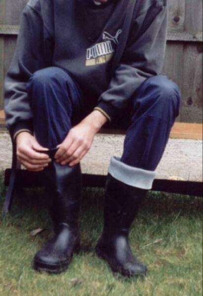 Is it a trend to wear wellies despite the hot weather?